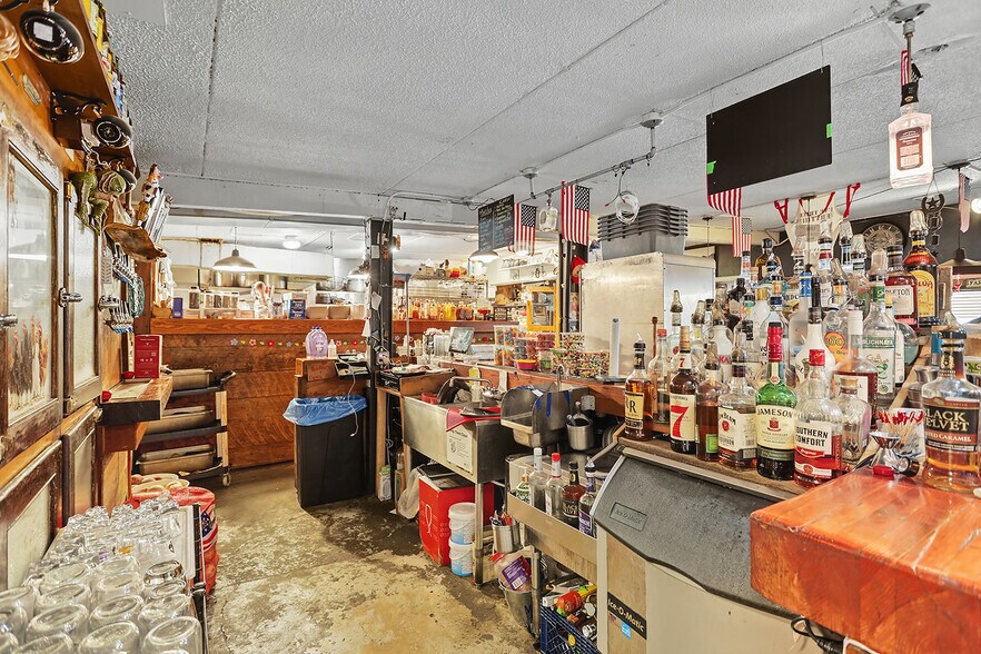 More Photos Of 216 W Steuben St, Cook General Retail For Sale