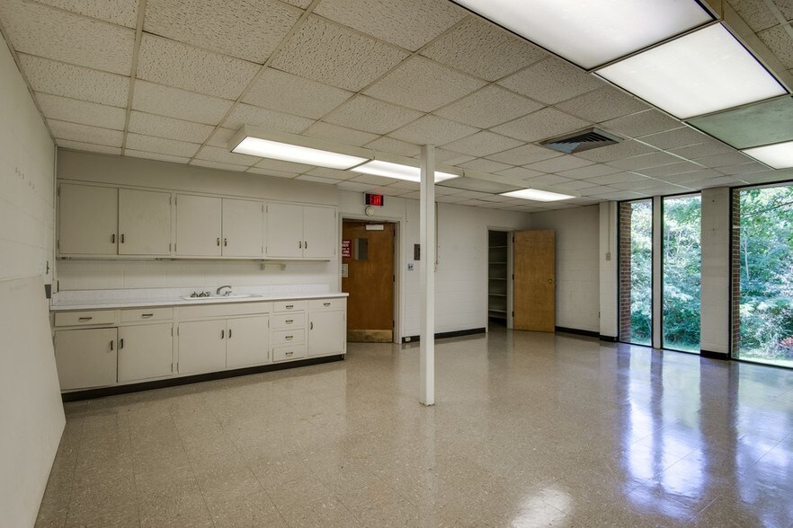 More Photos Of 305 E Hunt St, Dickson Office For Sale