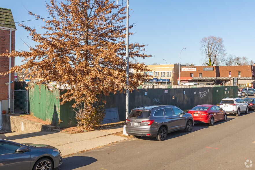 More Photos Of 195-20 Northern Blvd, Flushing Land For Lease
