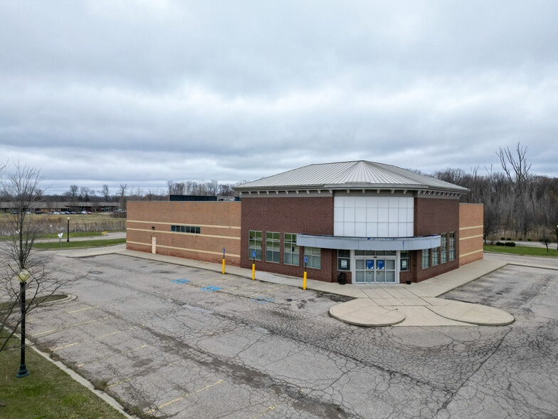More Photos Of 5751 Clarkston Rd, Village of Clarkston Drugstore For Lease