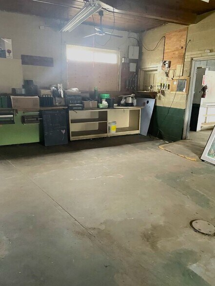 More Photos Of 1958 Brockway St, Saginaw Storefront For Sale