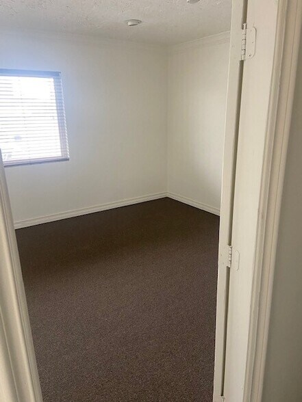 More Photos Of 541-555 E Edna Pl, Covina Showroom For Lease