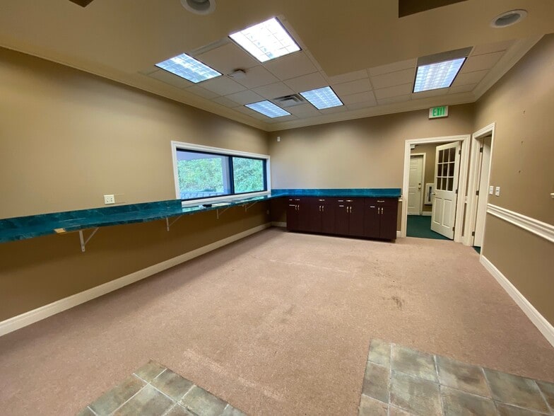 More Photos Of 7400-7440 NW River Park Dr, Parkville General Retail For Lease