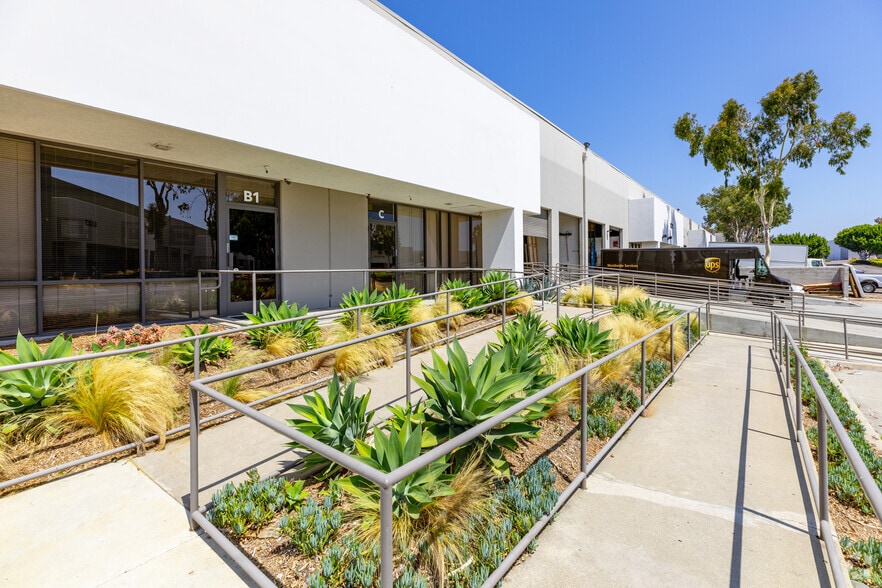 More Photos Of 8221 Arjons Dr, San Diego Warehouse For Lease