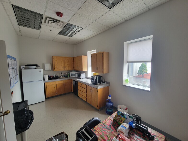 More Photos Of 32 Hampshire Rd, Salem Research And Development For Lease