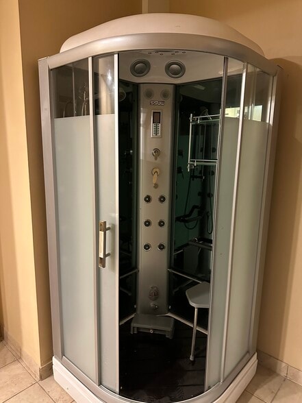 More Photos Of 4 W University Pky, Baltimore Hotel For Lease