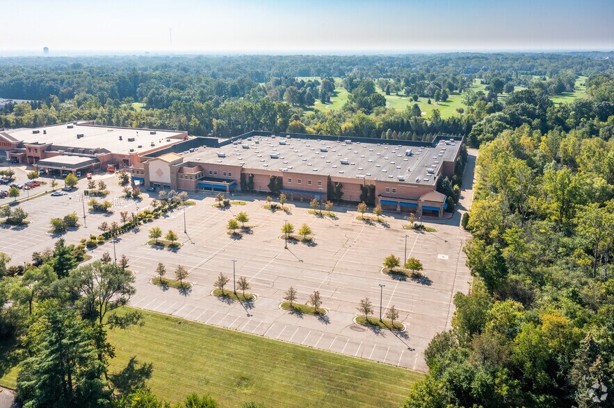 More Photos Of 32625 Northwestern Hwy, Farmington Hills General Retail For Sale