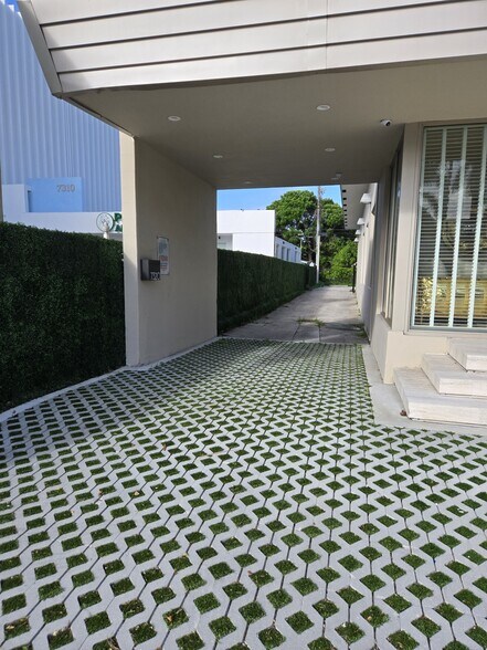 More Photos Of 7320 Biscayne Blvd, Miami Storefront Retail Office For Lease