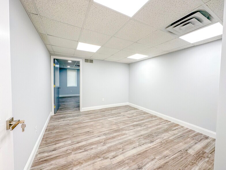 More Photos Of 406 E Pennsylvania Blvd, Feasterville Trevose Light Distribution For Lease