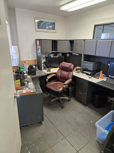More Photos Of 6844 W Belmont Ave, Glendale Warehouse For Lease