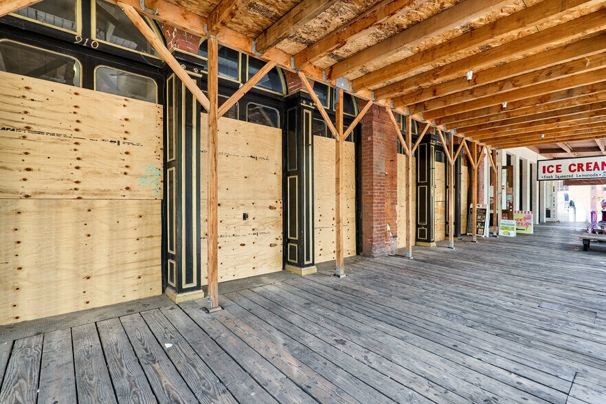 More Photos Of 910 2nd St, Sacramento Bar For Sale