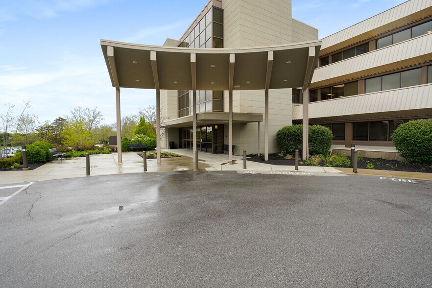 More Photos Of 350 W Wilson Bridge Rd, Worthington Medical For Lease