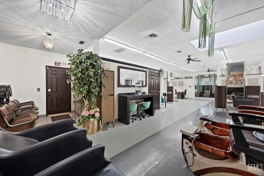 More Photos Of 1601 N Chester Ave, Bakersfield Flex For Sale