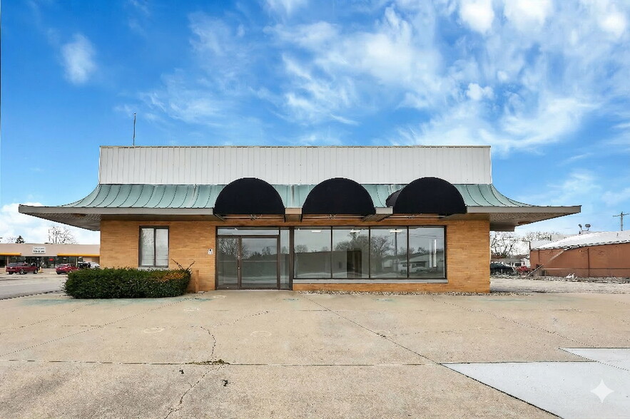 More Photos Of 955 N Main St, Urbana Showroom For Sale