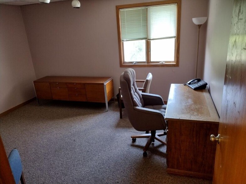 More Photos Of 474 Summit St, Elgin Office For Lease