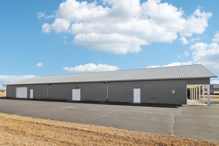 More Photos Of 680 Enterprise Dr, Lake Mills Freestanding For Lease