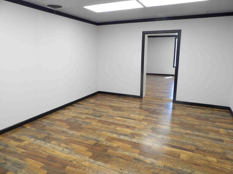 More Photos Of 400 E Jack Choate Ave, Hennessey Office For Sale
