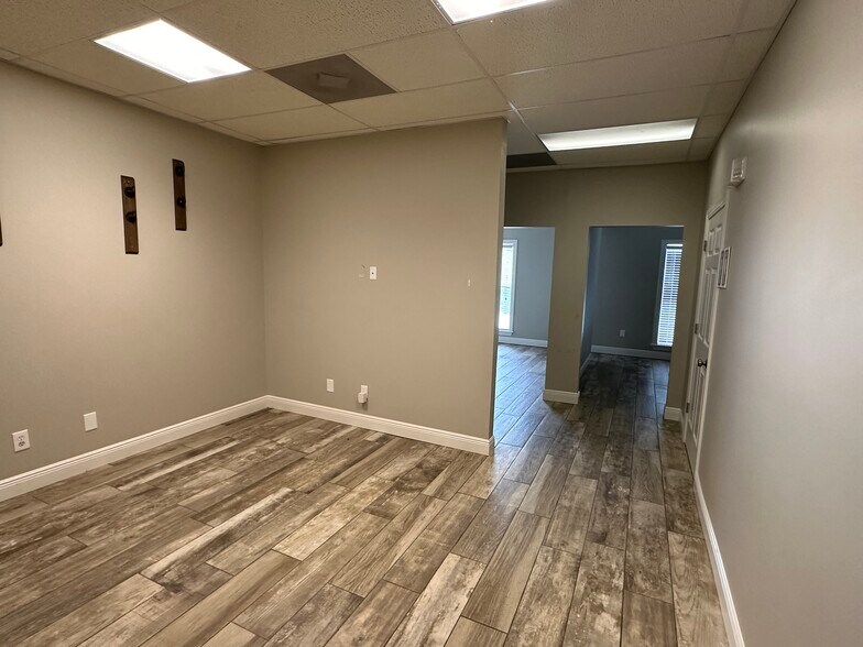 More Photos Of 1350 W Government St, Brandon Office For Lease