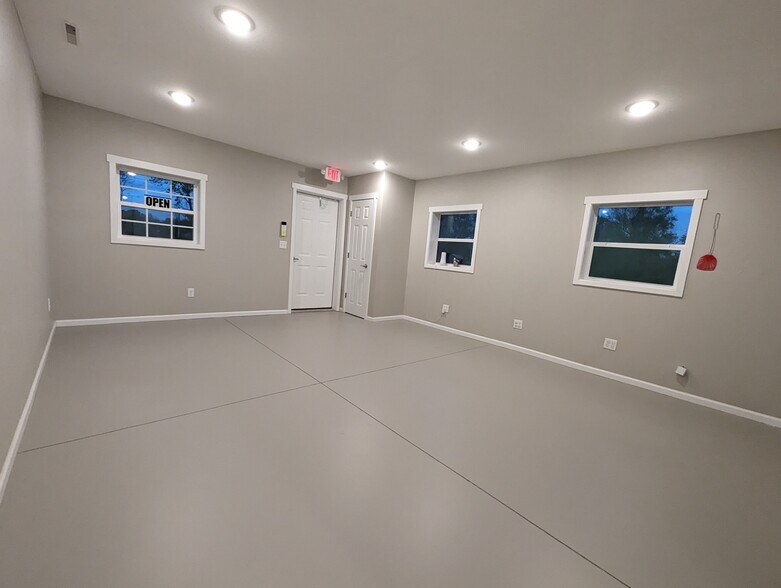 More Photos Of 516 S Main St, Nixa Service For Sale