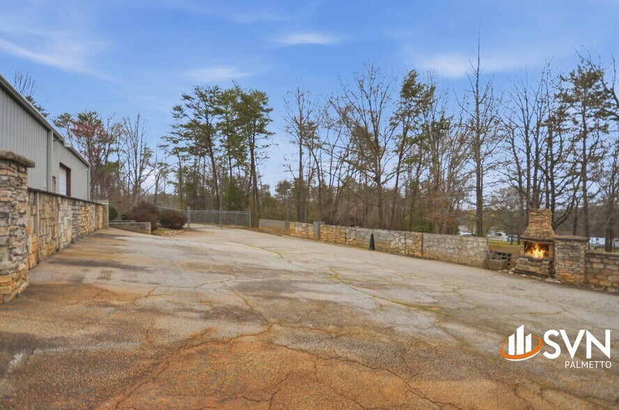 More Photos Of 107 Ben Hamby Ln, Greenville Light Distribution For Lease