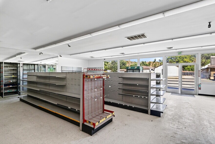 More Photos Of 6130 N State St, Ukiah Convenience Store For Lease