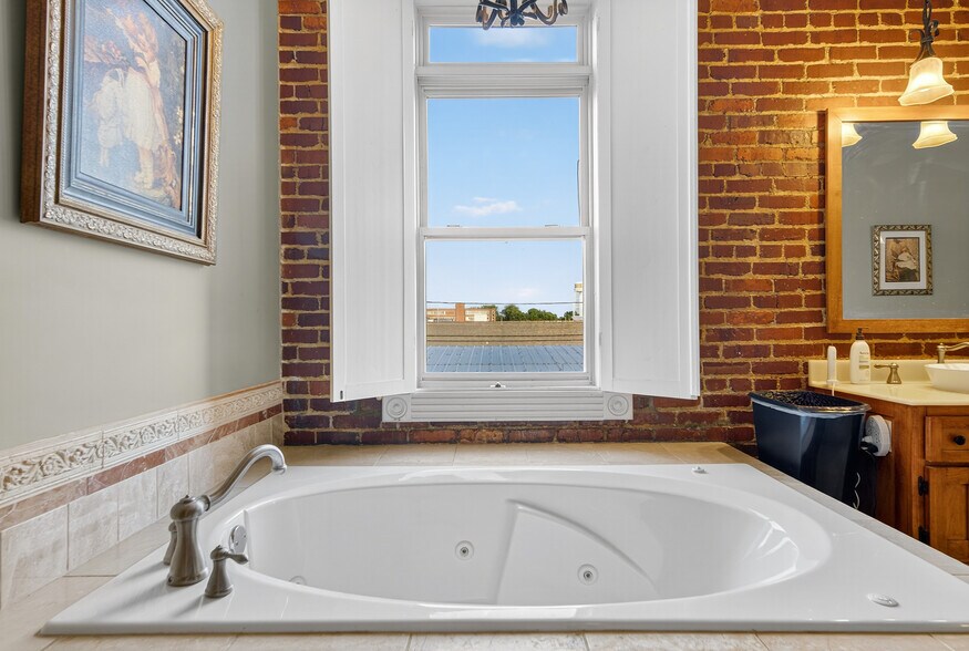 More Photos Of 109 7th Ave E, Springfield Flex For Sale