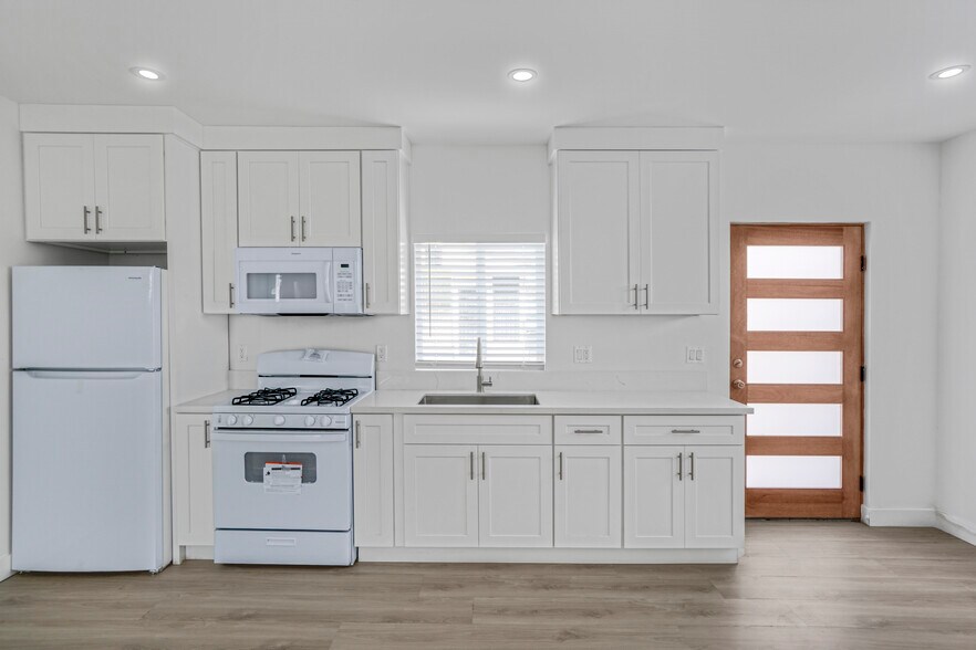 More Photos Of 162 W 65th St, Los Angeles Multifamily For Sale