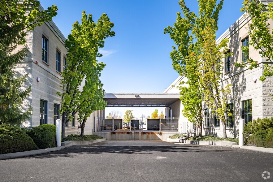 More Photos Of 651 S Stratford Dr, Meridian Office For Lease