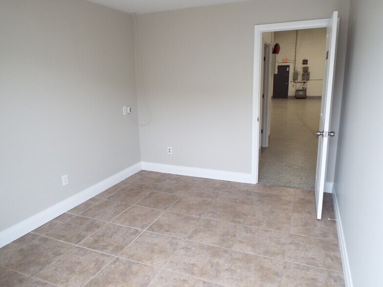 More Photos Of 1333 Boundary Rd, Oshawa Service For Lease