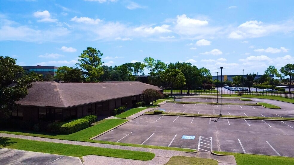 More Photos Of 7135 W Tidwell Rd, Houston Unknown For Lease