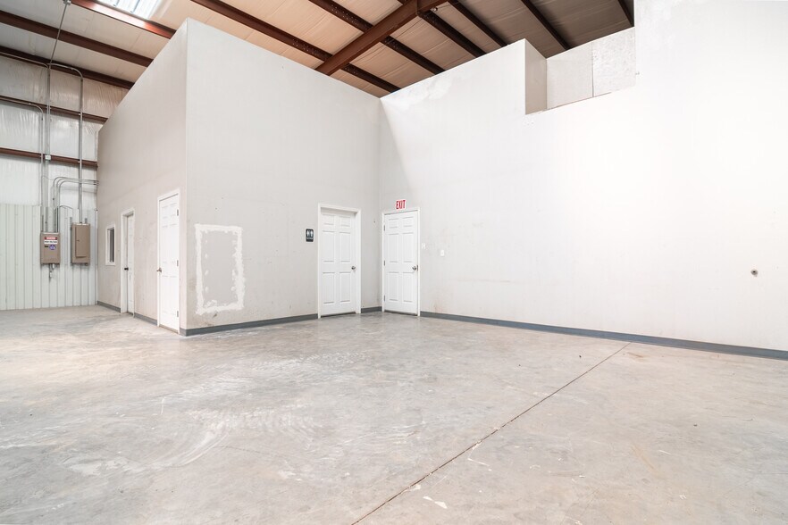 More Photos Of 10691 W Murphy St, Odessa Industrial For Lease