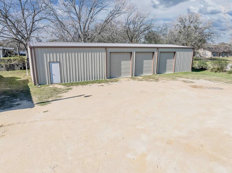 More Photos Of 713 N Riedel St, Yorktown Office For Sale