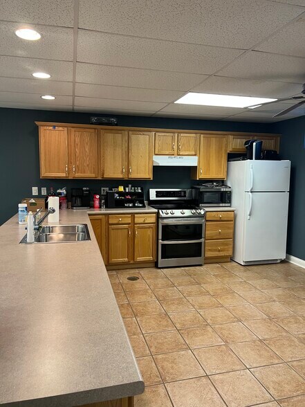 More Photos Of 6100 Clarks Creek Rd, Plainfield Office For Lease