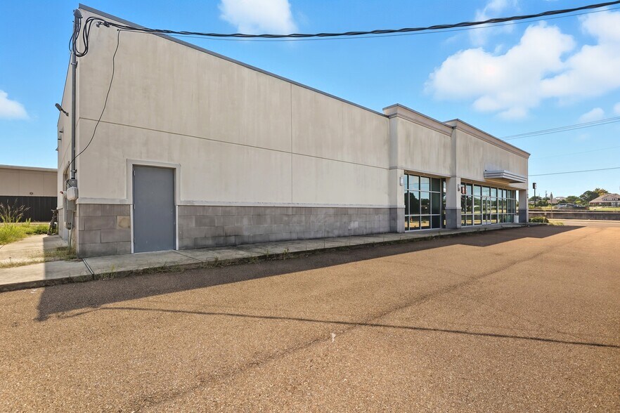 More Photos Of 4680 I-55 N Frontage Rd, Jackson Freestanding For Sale