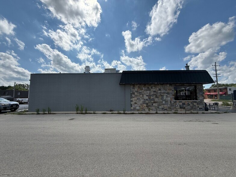 More Photos Of 301 W Northwest Hwy, Barrington Fast Food For Sale