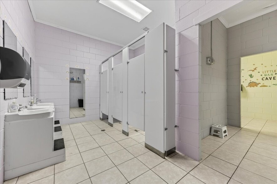 More Photos Of 100 Duggan Ave, Crestview Specialty For Sale