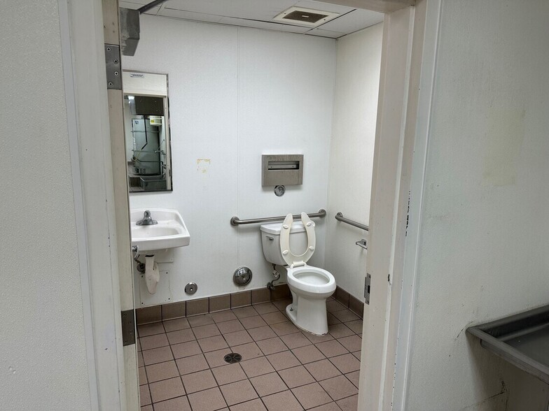 More Photos Of 1901-1905 Pacific Coast Hwy, Lomita Restaurant For Sale