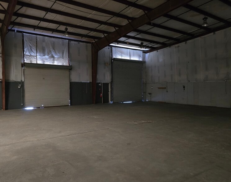 More Photos Of 913 Cobb Pky N, Marietta Warehouse For Lease