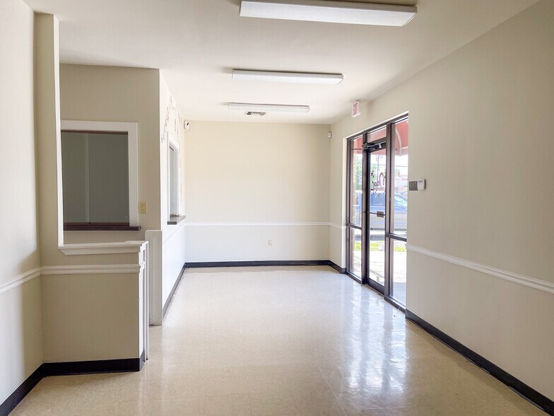 More Photos Of 1702 N Burnside Ave, Gonzales Medical For Lease