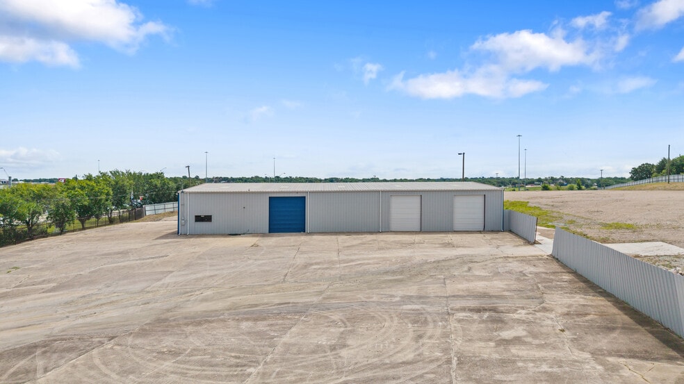 More Photos Of 5956 W Jefferson Blvd, Dallas Distribution For Lease