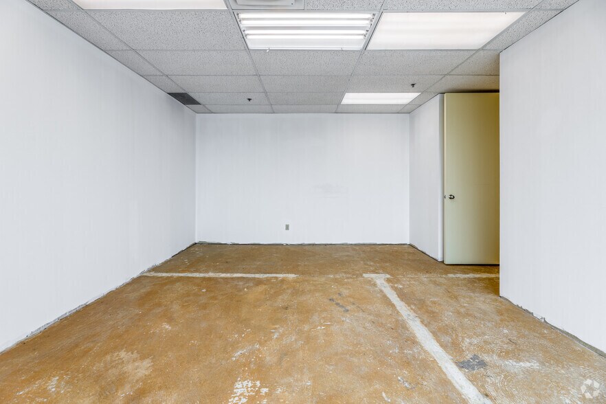 More Photos Of 6200 Dixie Rd, Mississauga Unknown For Sale