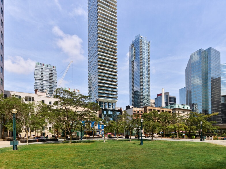 More Photos Of 225 King St W, Toronto Office For Lease