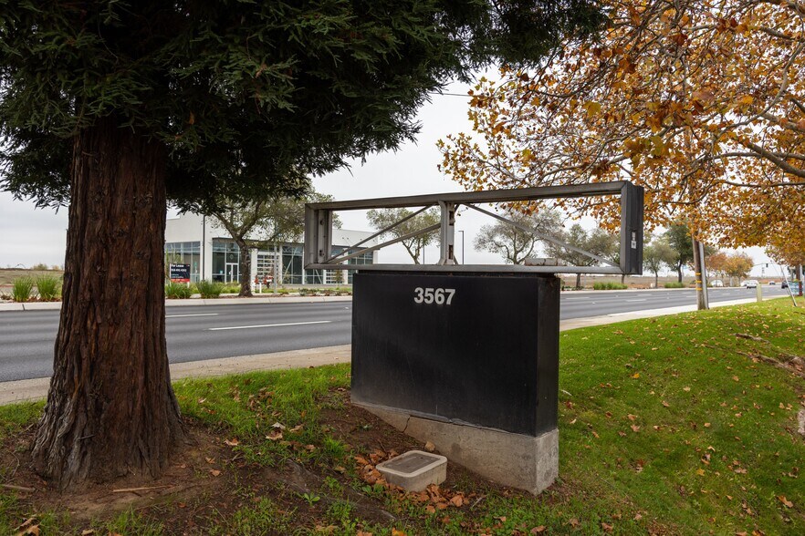 More Photos Of 3567 Recycle Rd, Rancho Cordova Warehouse For Lease