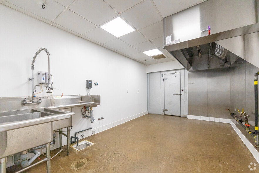 More Photos Of 545 Keele St, Toronto Warehouse For Lease