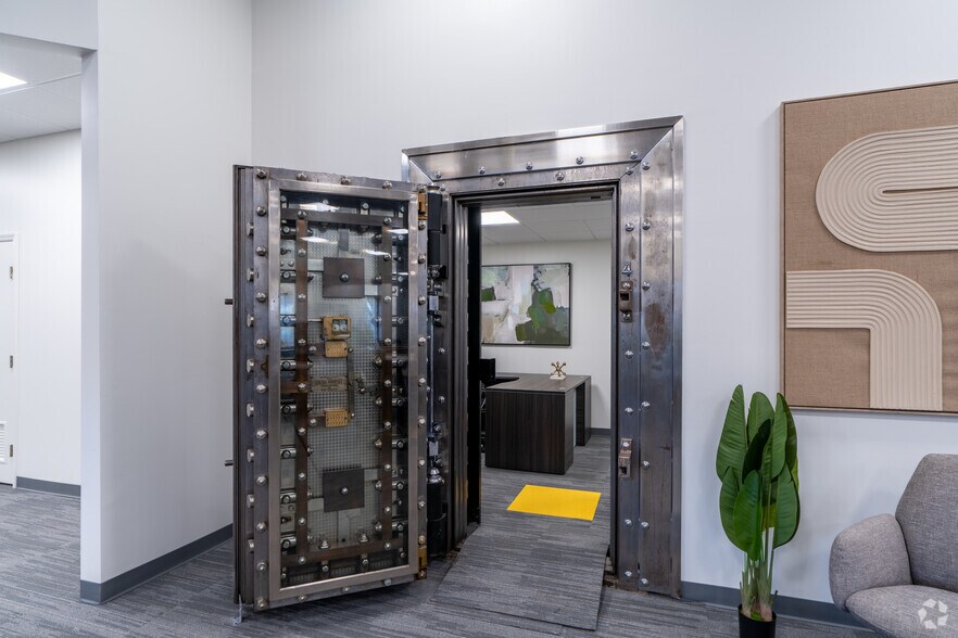 More Photos Of 2055 Palm Beach Lakes Blvd, West Palm Beach Storefront For Sale