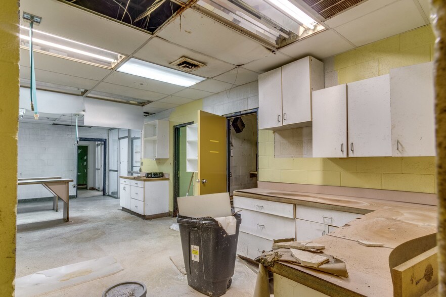 More Photos Of 5410 Allen Rd, Allen Park Medical For Sale