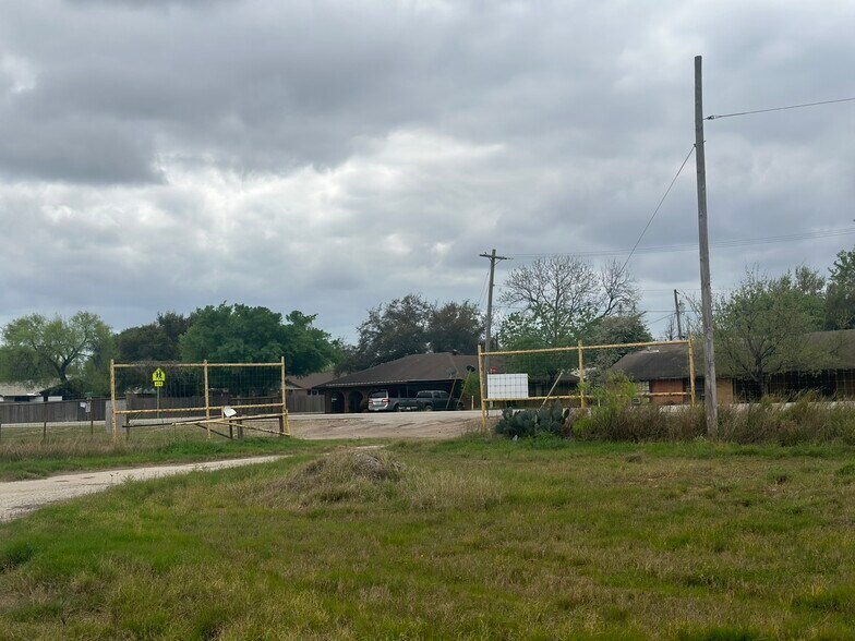 More Photos Of 800 W Fm 117, Dilley Warehouse For Lease