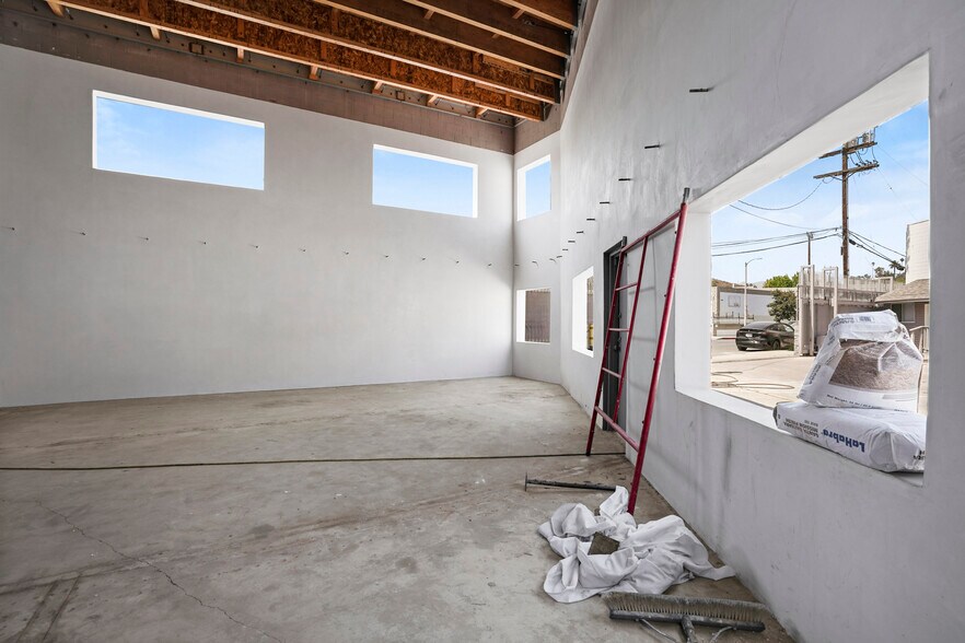 More Photos Of 10926 Randall St, Sun Valley Warehouse For Lease