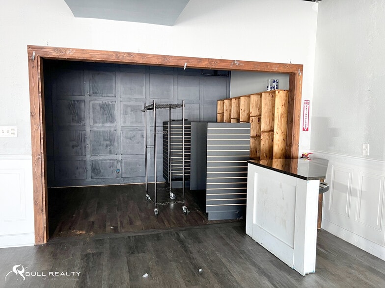 More Photos Of 923-995 Maple St, Carrollton General Retail For Lease