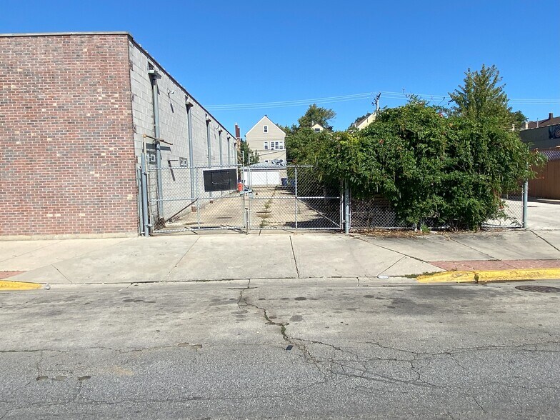 More Photos Of 5424-5428 25th St, Cicero Industrial For Sale